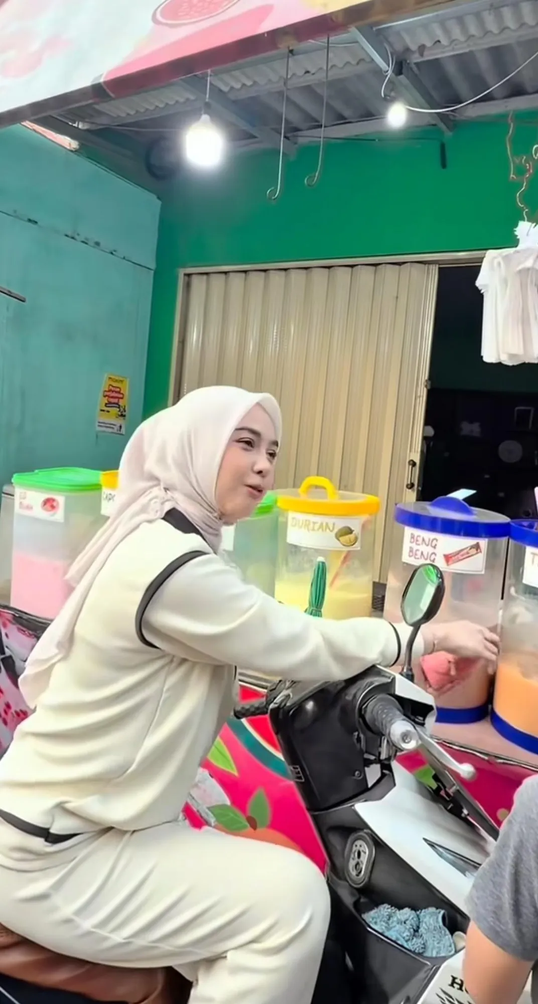 Ria Ricis Naik Motor (credit: instagram/riaricis1795)