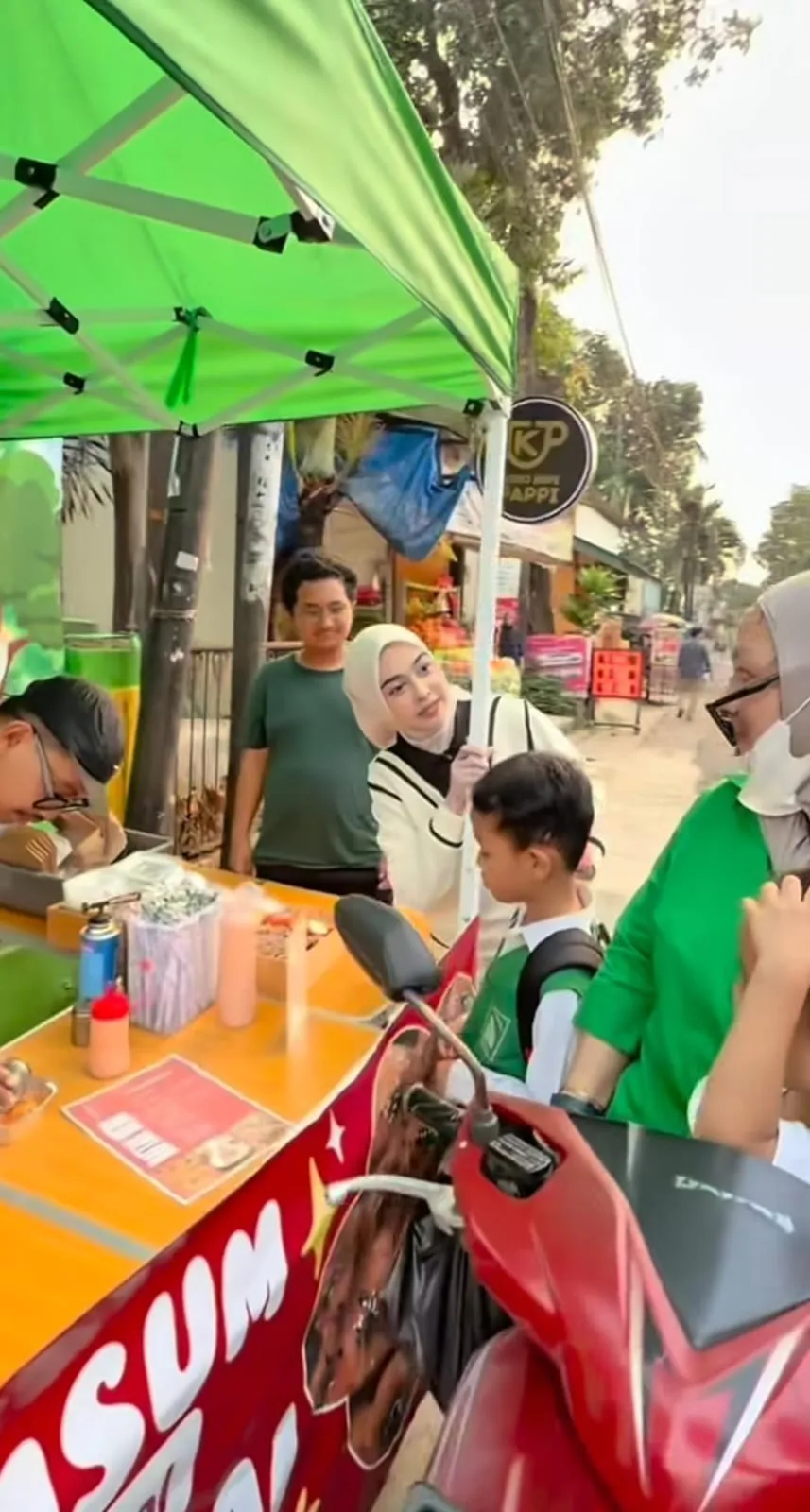 Ria Ricis Kagetkan Warga yang Jajan (credit: instagram/riaricis1795)
