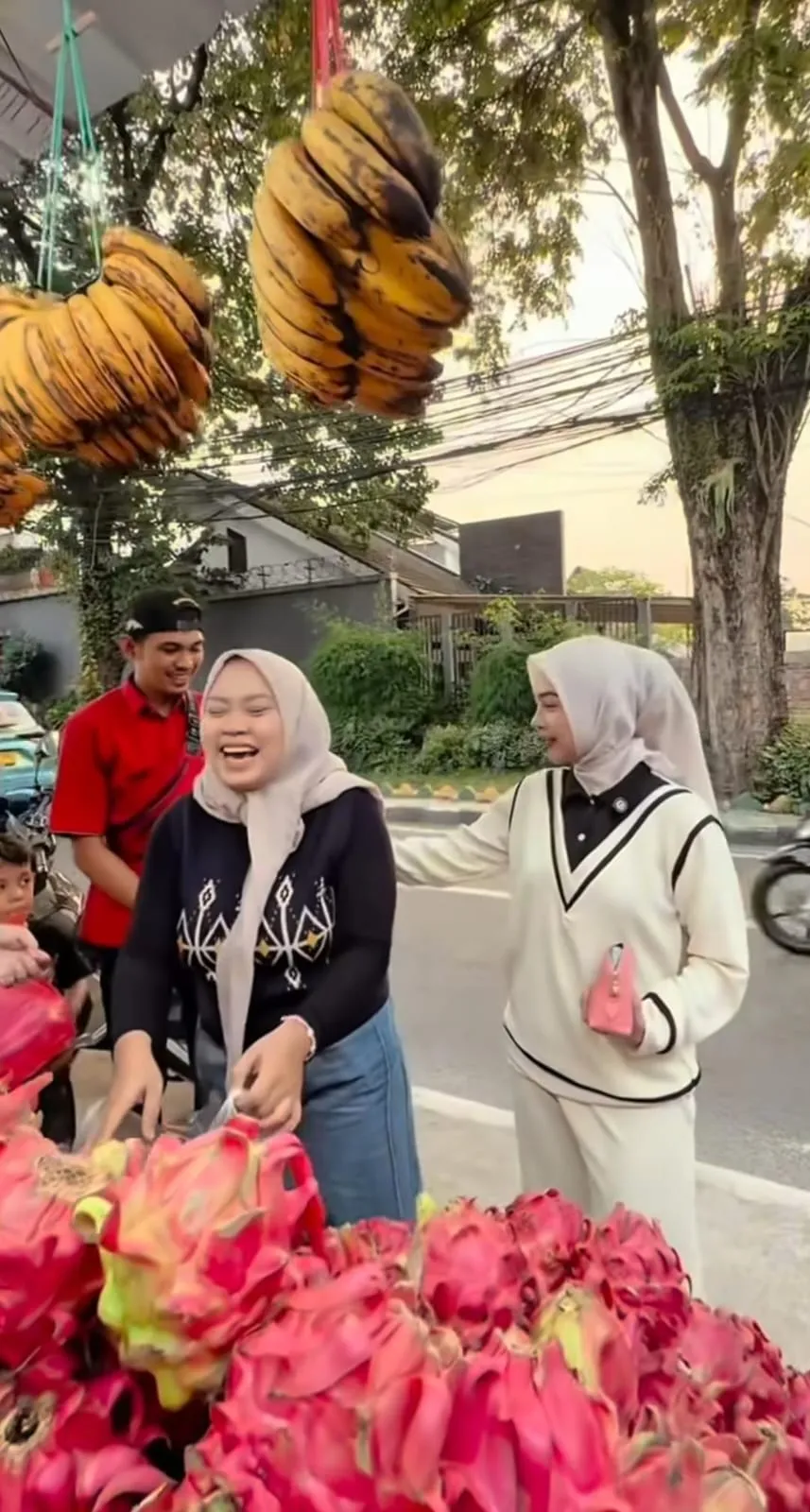 Ria Ricis tepuk pundak seorang warga (credit: instagram/riaricis1795)