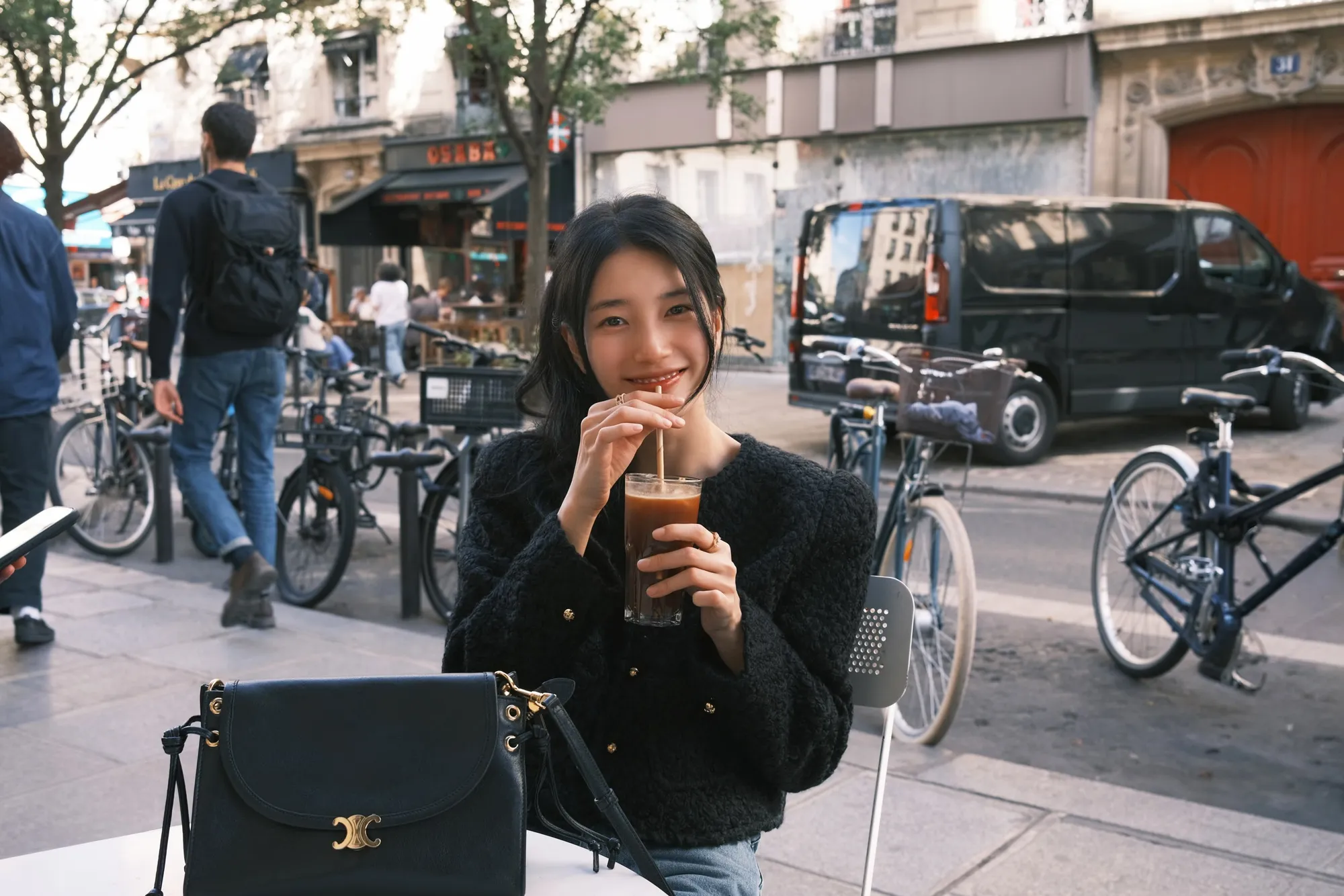 Suzy dengan outfit blazer hitam. (instagram.com/skuukzky)