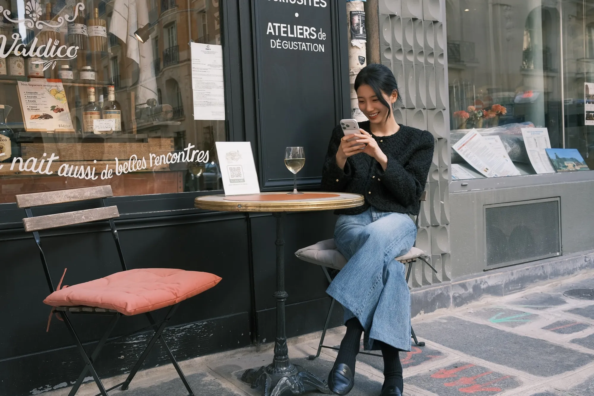 Suzy padukan blazer dengan flare jeans. (instagram.com/skuukzky)