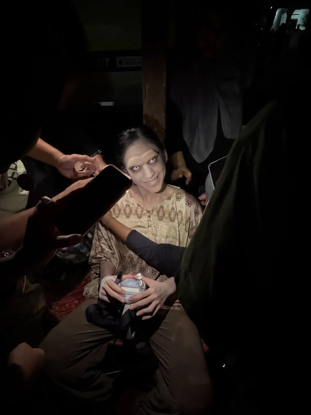 7 Potret Taskya Namya Hidupkan Karakter Bude Tika di Film ALAS ROBAN ...