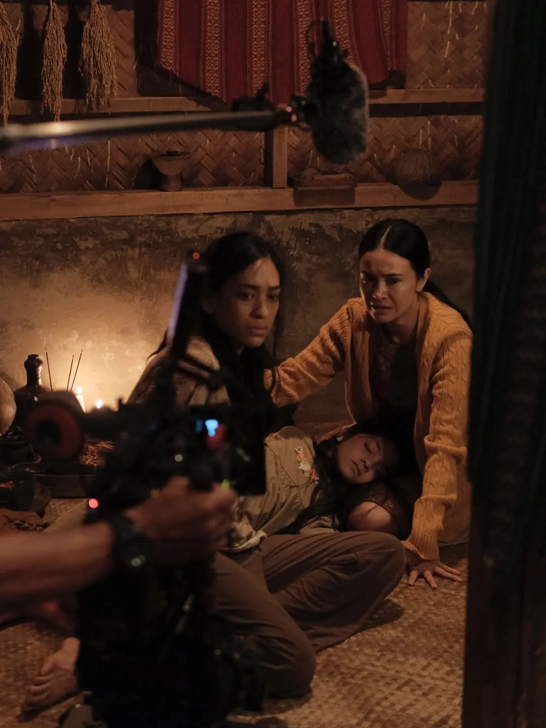 7 Potret Taskya Namya Hidupkan Karakter Bude Tika di Film ALAS ROBAN ...