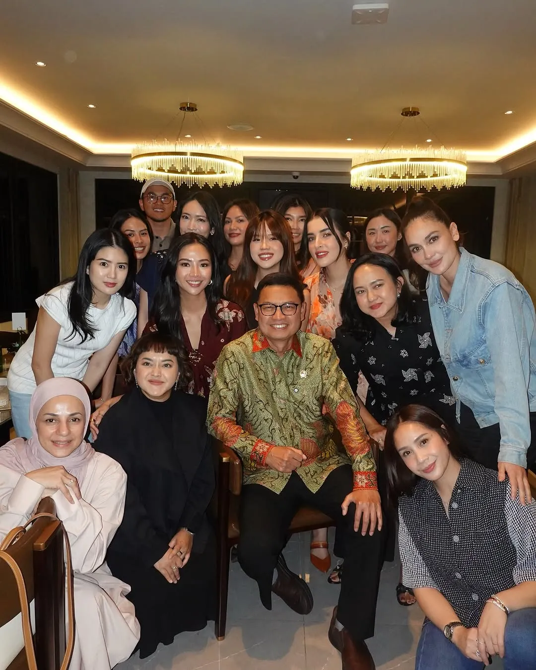 Potret Tasya Farasya Bukber dengan Para Owner Skincare (credit: instagram/tasyafarasya)