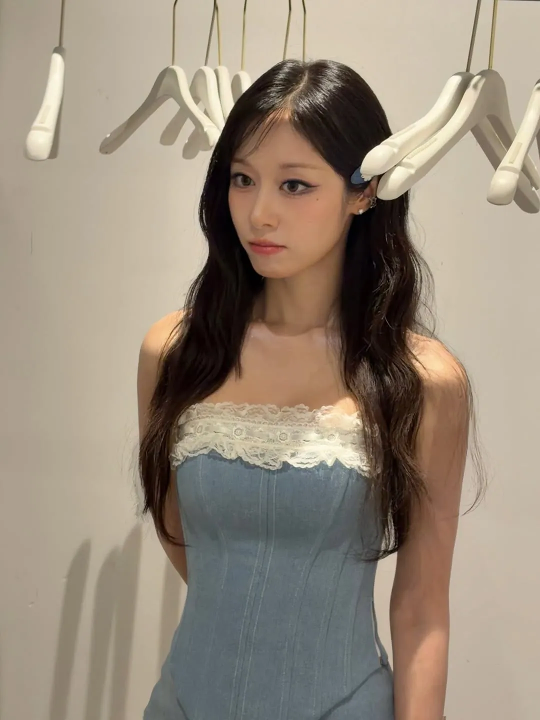 Gaya riasan dan penampilan Jiyeon menunjukkan pesona awet muda (credit:instagram.com/jiyeon2__)