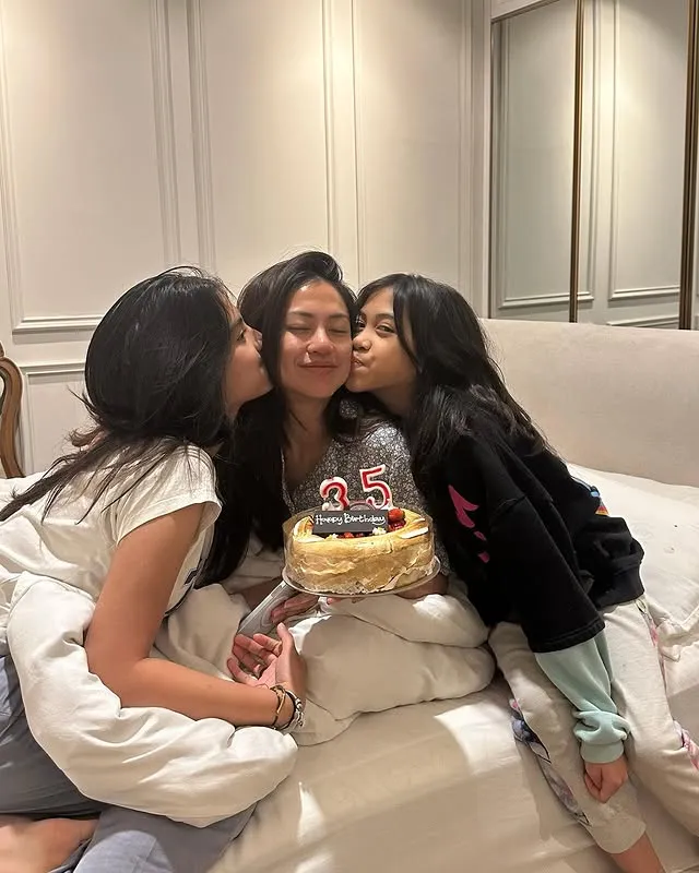 Potret Tyna Dwi Jayanti bersama dua anak perempuannya  (credit: Instagram.com/tynadwijayanti/)