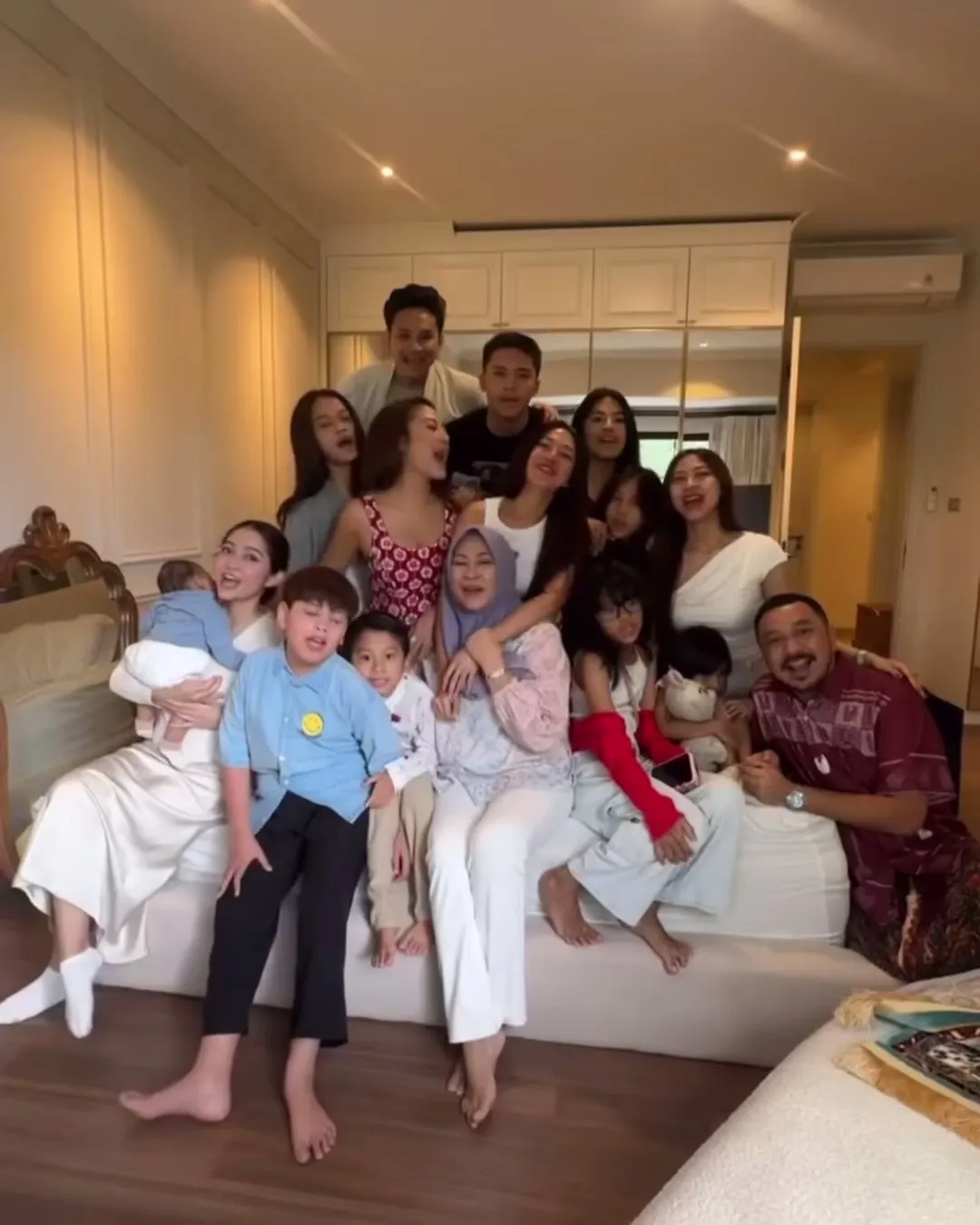 Potret Tyna Dwi Jayanti bersama dua anak perempuannya  (credit: Instagram.com/tynadwijayanti/)