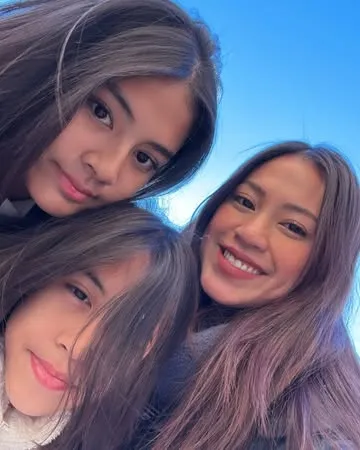 Potret Tyna Dwi Jayanti bersama dua anak perempuannya  (credit: Instagram.com/tynadwijayanti/)