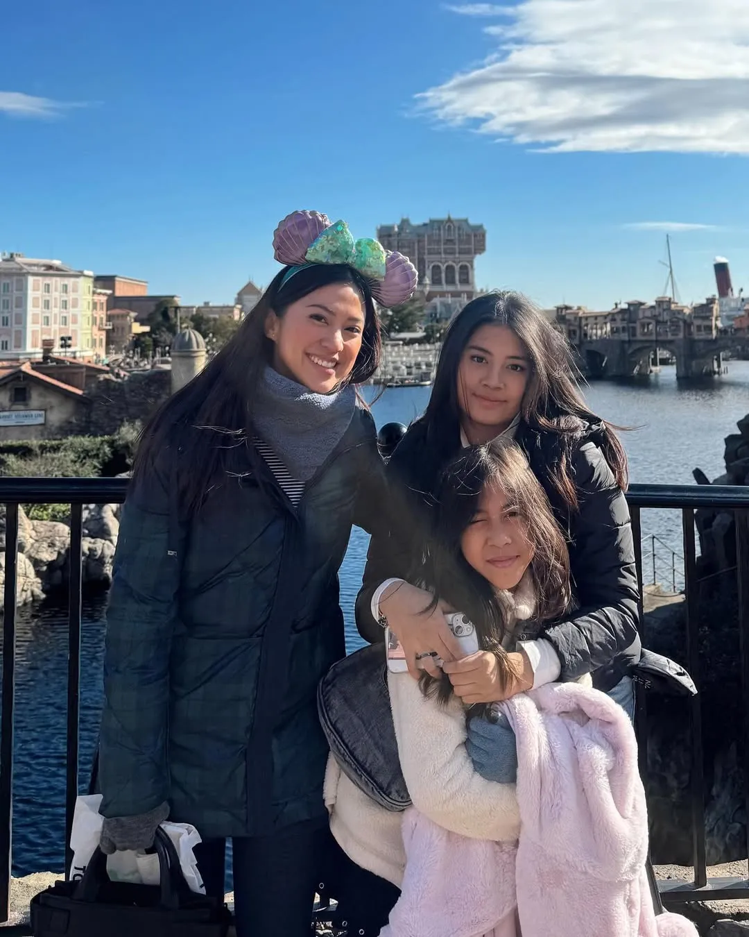 Potret Tyna Dwi Jayanti bersama dua anak perempuannya  (credit: Instagram.com/tynadwijayanti/)