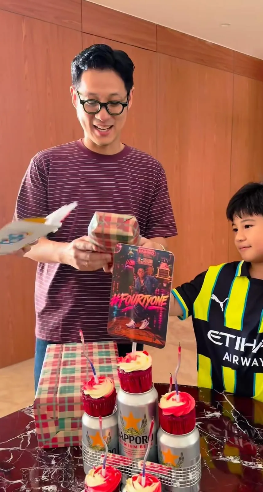 Junior Liem dapat kado dari anak (credit: instagram/putrititian)