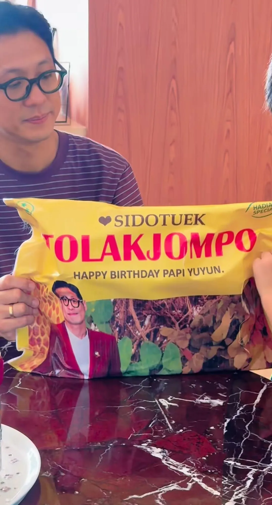 Kado unik Putri Titian untuk Junior Liem (credit: instagram/putrititian)