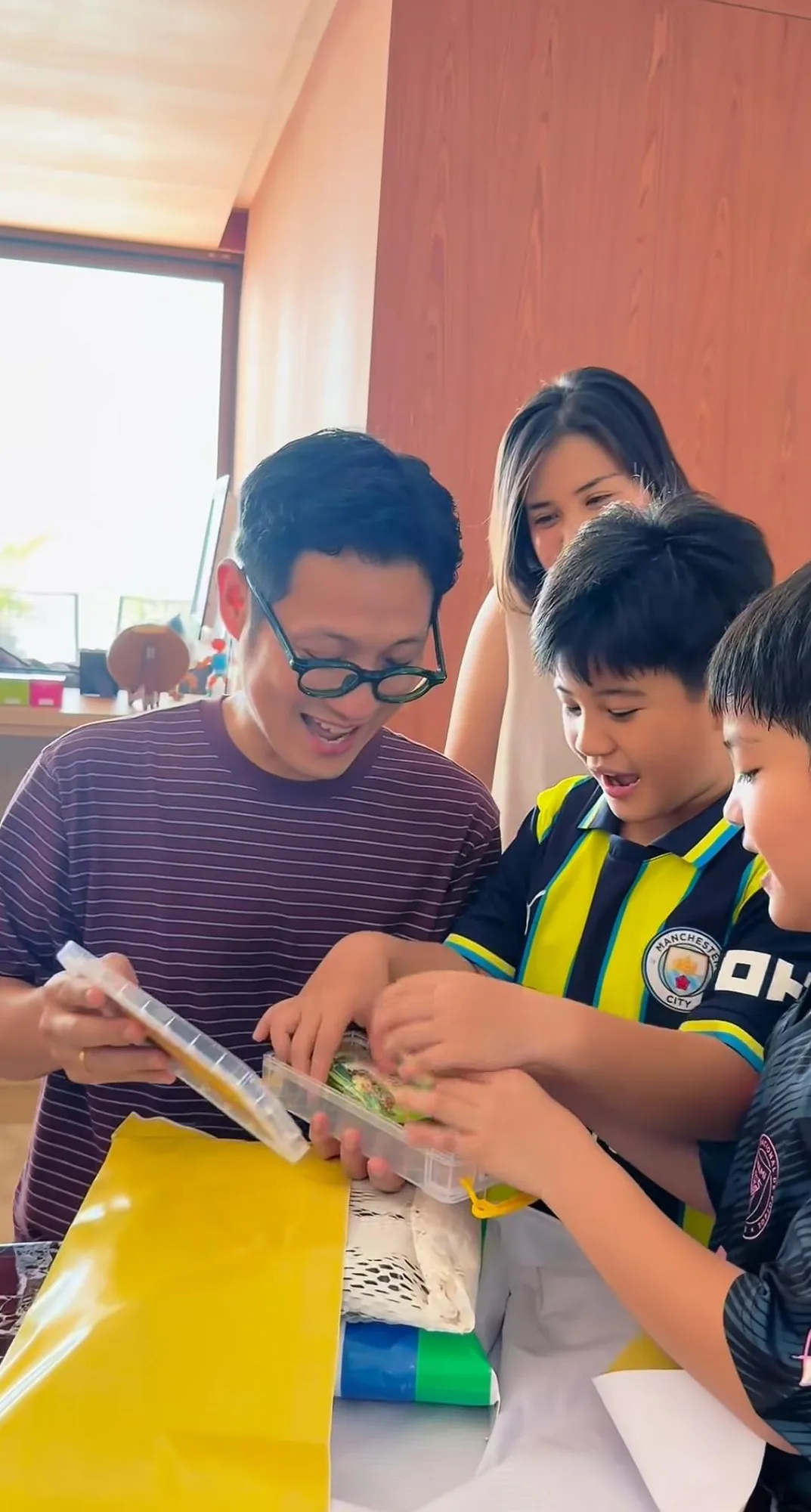 Isi Kado unik Putri Titian untuk Junior Liem (credit: instagram/putrititian)