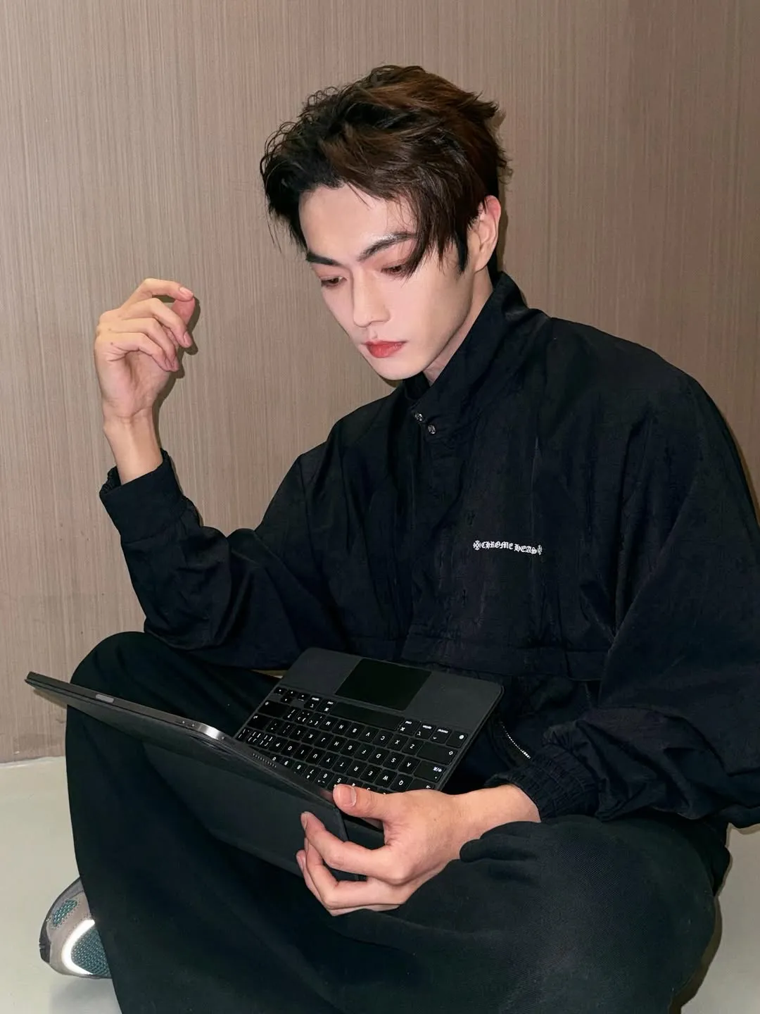 Casual look Xu Kai (Credit: Instagram.com/sosoalive7)