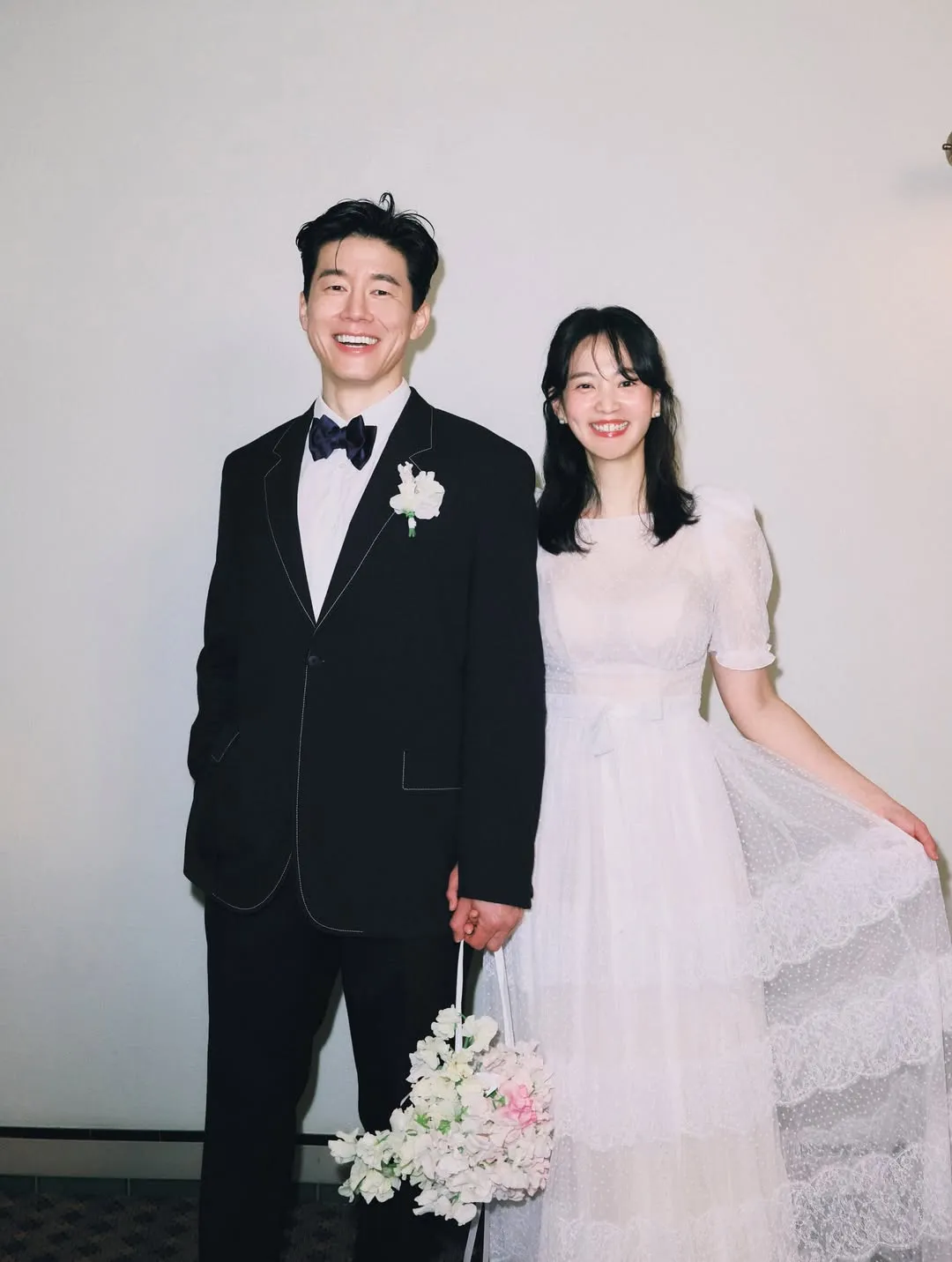 Rayakan anniversary dengan reka ulang foto pernikahan (credit: instagram/doflwl)