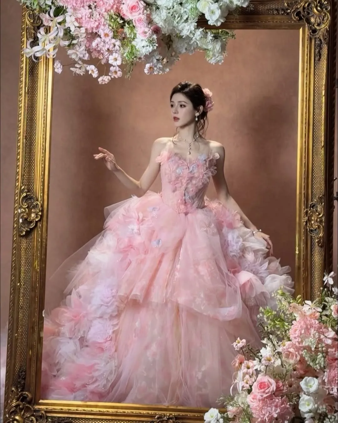 Zhang Yuxi tampil totalitas dengan konsep bak putri kerajaan (Credit: Instagram.com/zhangyuxi281)