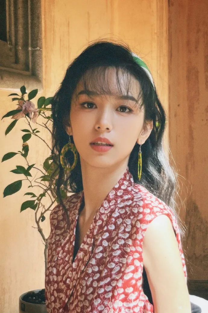 Zhou Ye tampil cantik (Credit: Weibo.com/Zhou Ye Information Station)