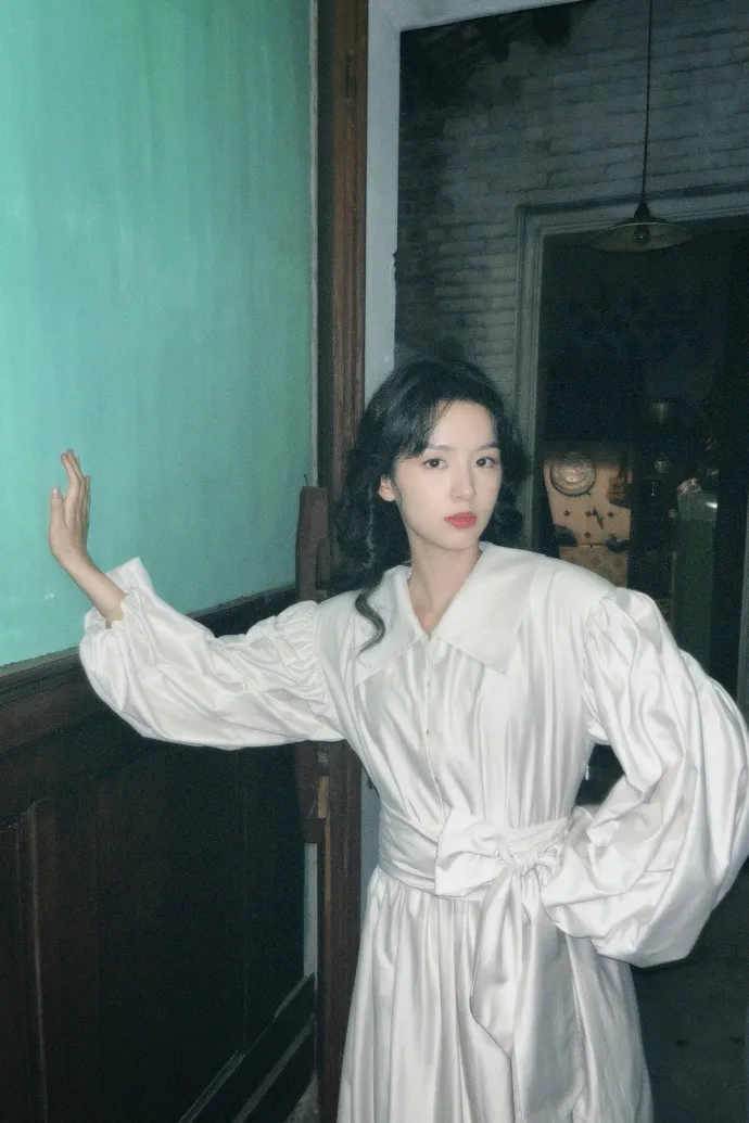 Elegannya Zhou Ye (Credit: Weibo.com/Zhou Ye Information Station)