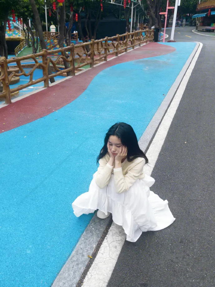 Gaya feminin Zhou Ye (Credit: Weibo.com/Zhou Ye Information Station)