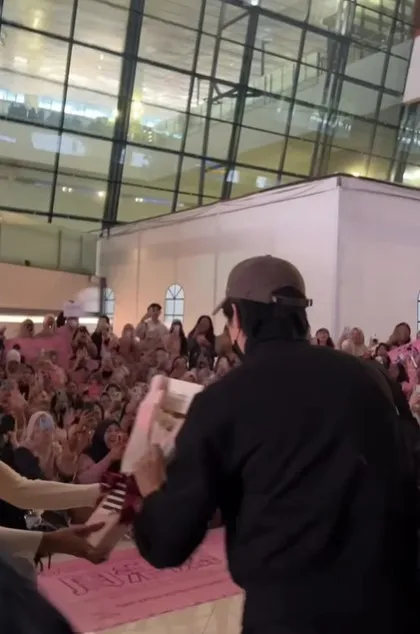 potret Zhou Yiran saat tiba di Indonesia/cr:Instagram @wetvindonesia