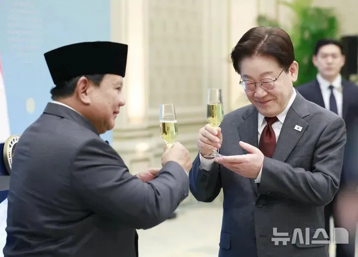 Prabowo Bersulang Jus Apel (c) Newsis