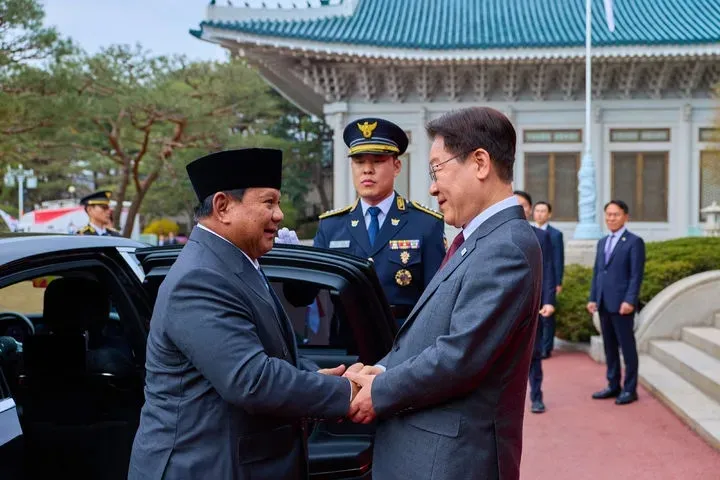 Prabowo Bersalaman dengan Presiden Korea Selatan (c) Newsis