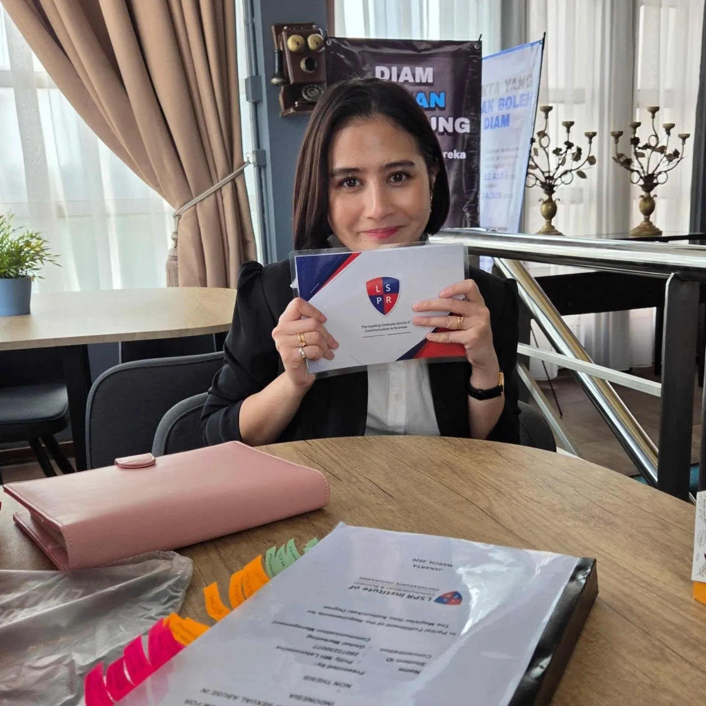 Prilly Latuconsina lulus S2 (credit: instagram.com/omara.esteghlal)