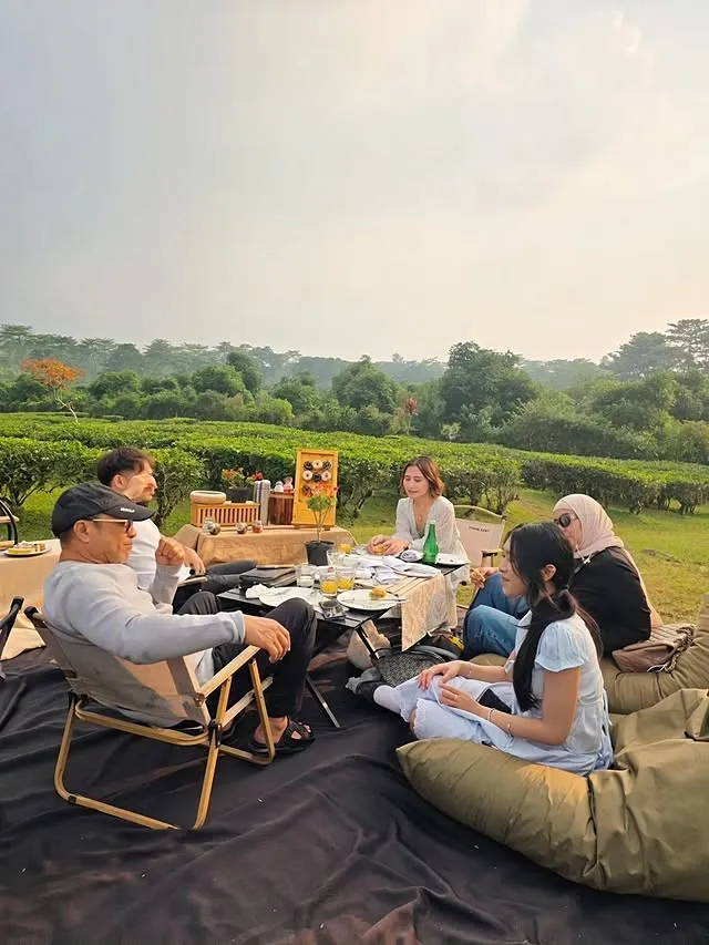 Prilly Latuconsina piknik di puncak bersama keluarga © instagram.com/prillylatuconsina96