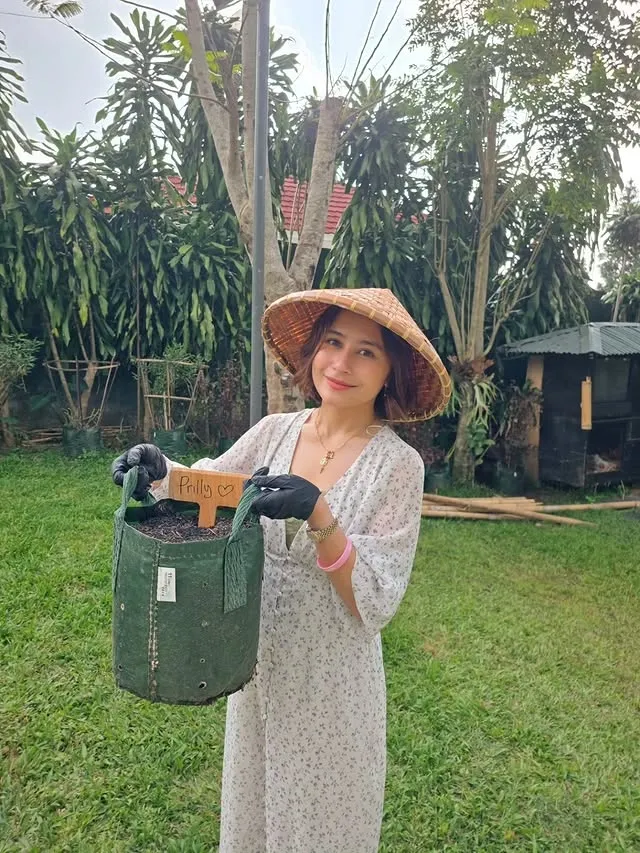 Prilly Latuconsina membawa tas berisi bibit © instagram.com/prillylatuconsina96