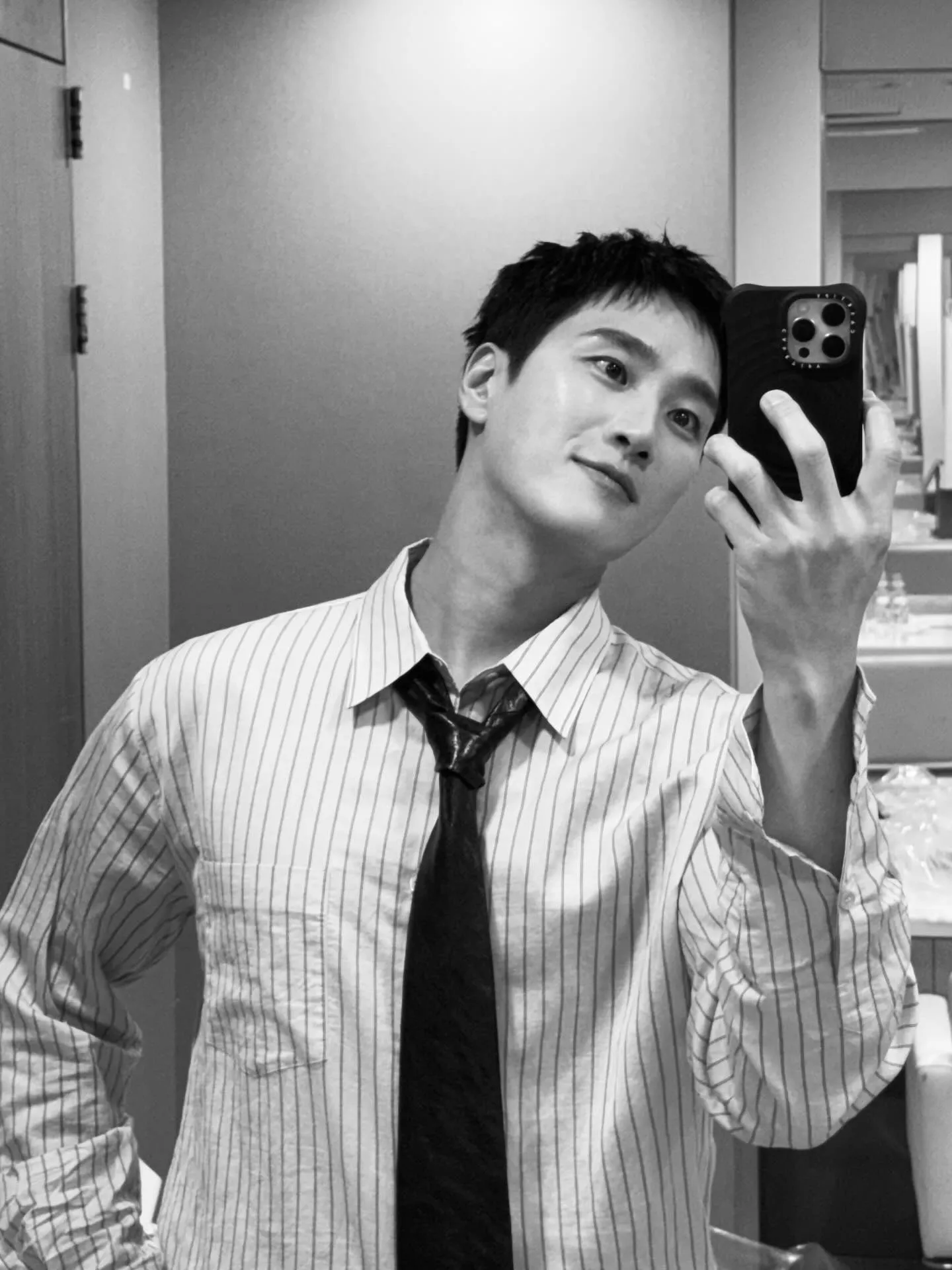 Ahn Bo Hyun mirror selfie/Instagram.com/bohyunahn