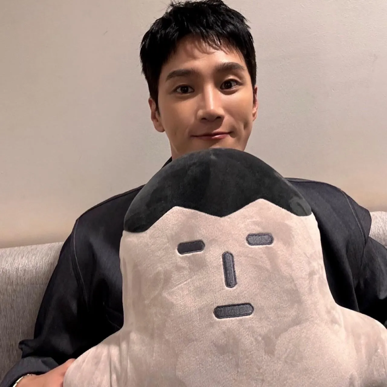 Ahn Bo Hyun selca dengan boneka lucu/Instagram.com/bohyunahn