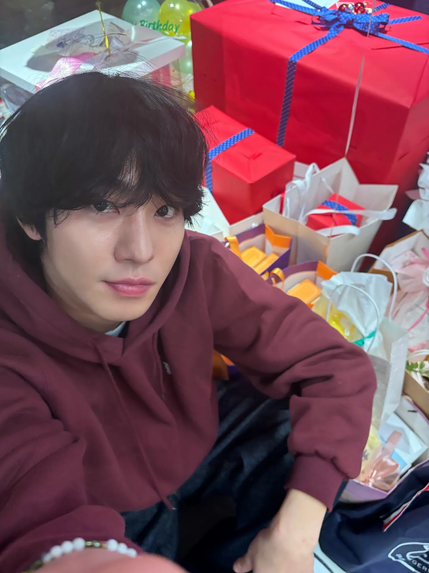 Ahn Hyo Seop memakai hoodie maroon/Instagram.com/imhyoseop