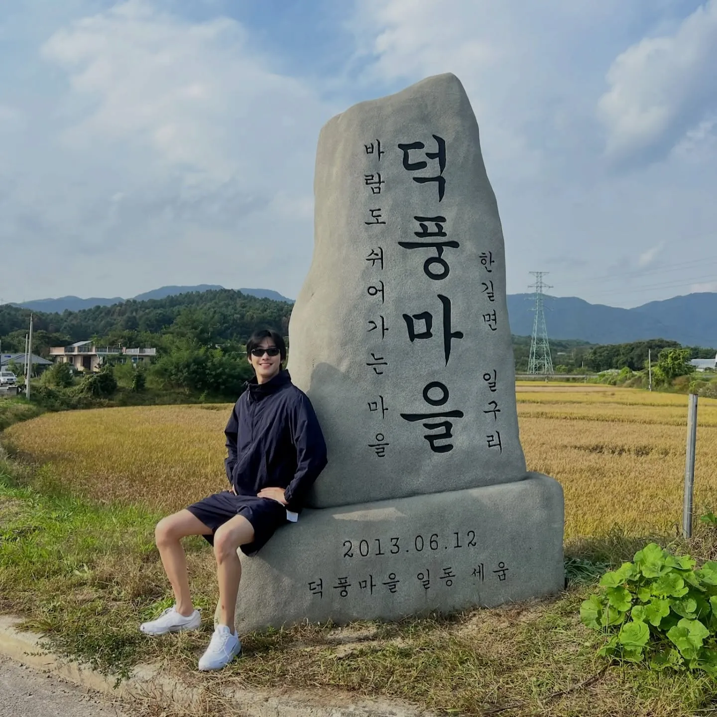 Ahn Hyo Seop tampak menawan dengan outfit casual/Instagram.com/imhyoseop