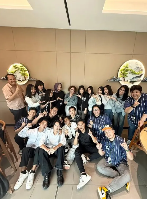 April DA Bersama Peserta D'Academy 7 yang Lain(cr:instagram.com/da7_aprillll)