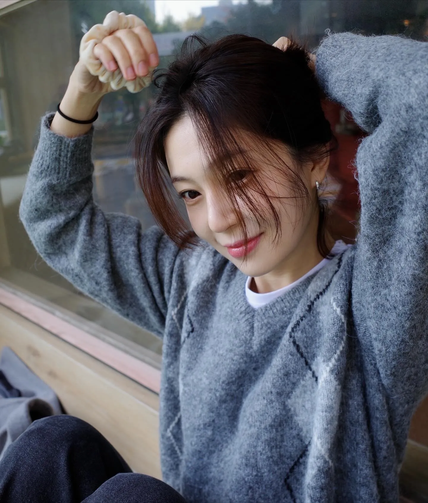 Baek Jin Hee memakai outfit berwarna abu-abu/Instagram.com/jinibeak