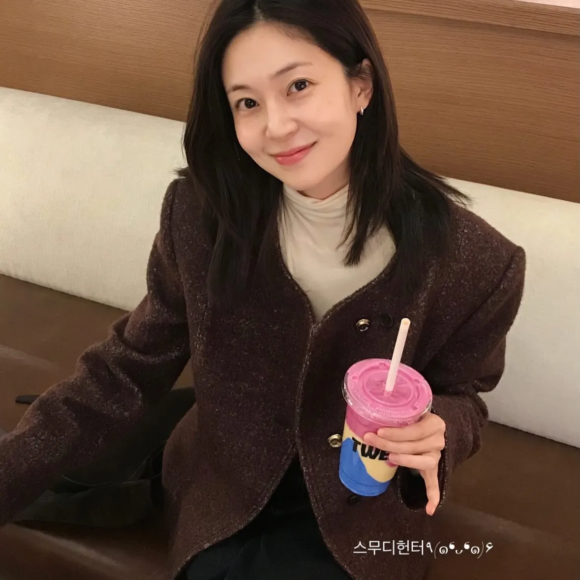 Baek Jin Hee tersenyum manis/Instagram.com/jinibeak