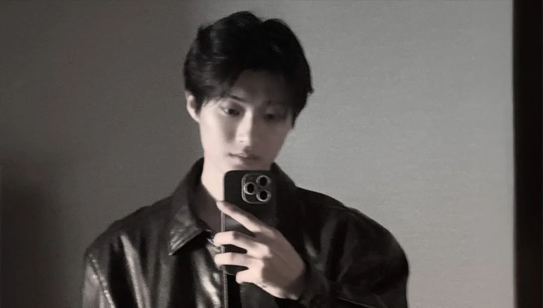 Mirror selfie Baek Sun Ho / Instagram 200sunho