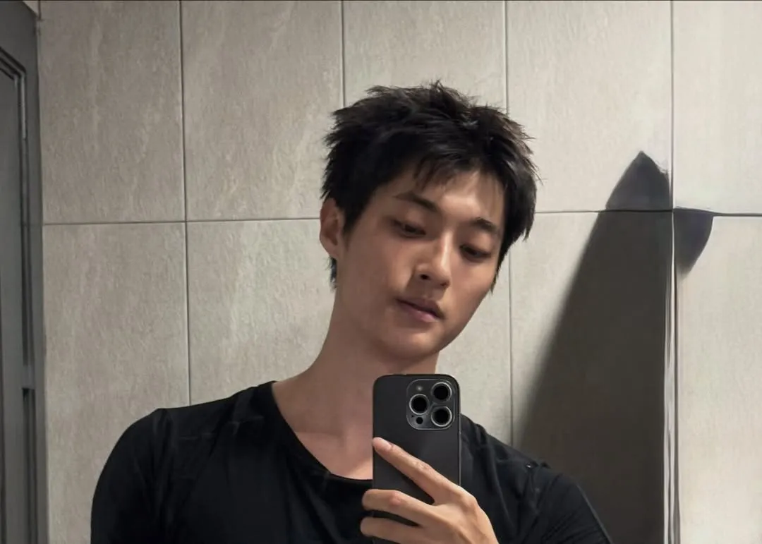Mirror selfie Baek Sun Ho dengan wajah tampannya / Instagram 200sunho