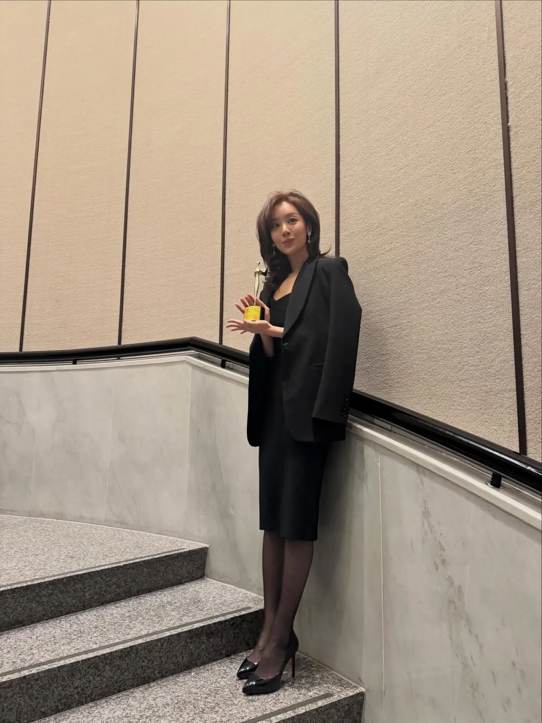 Cha Joo Young dengan setelan hitam/Instagram.com/jooyoungthej