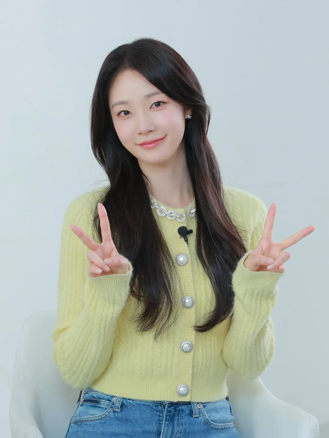Chae Won Bin tersenyum manis/Instagram.com/outeruniverse_official