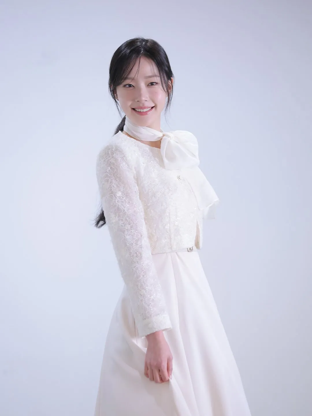 Chae Won Bin dengan dress putih/Instagram.com/outeruniverse_official