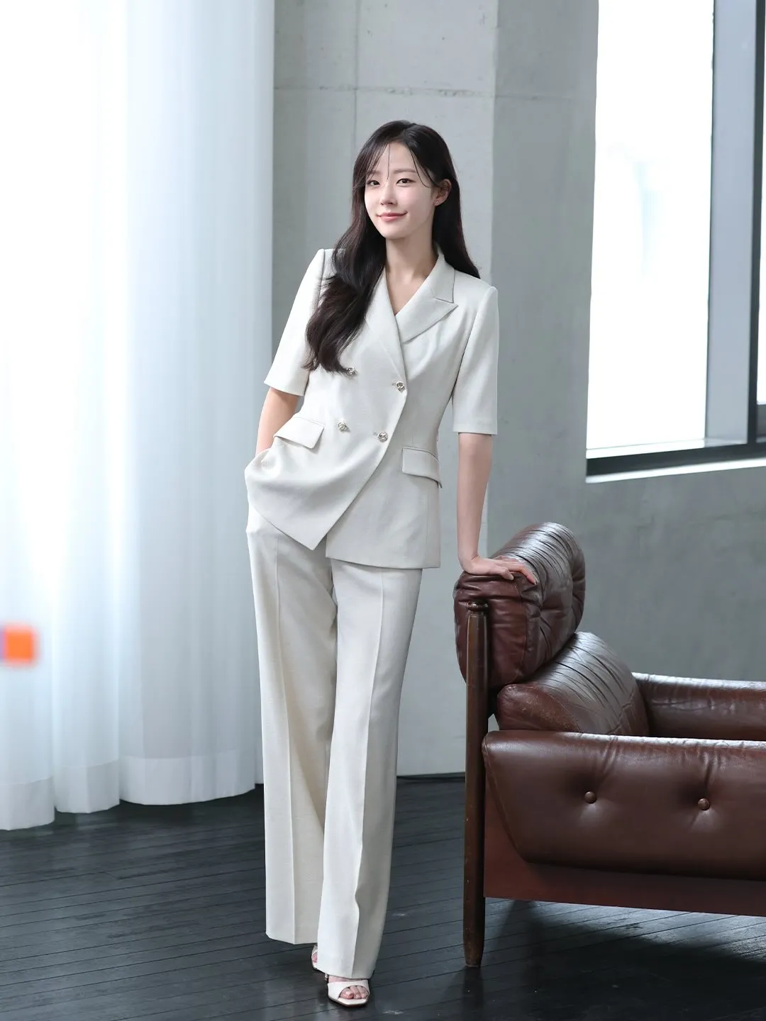 Chae Won Bin tampak menawan/Instagram.com/outeruniverse_official
