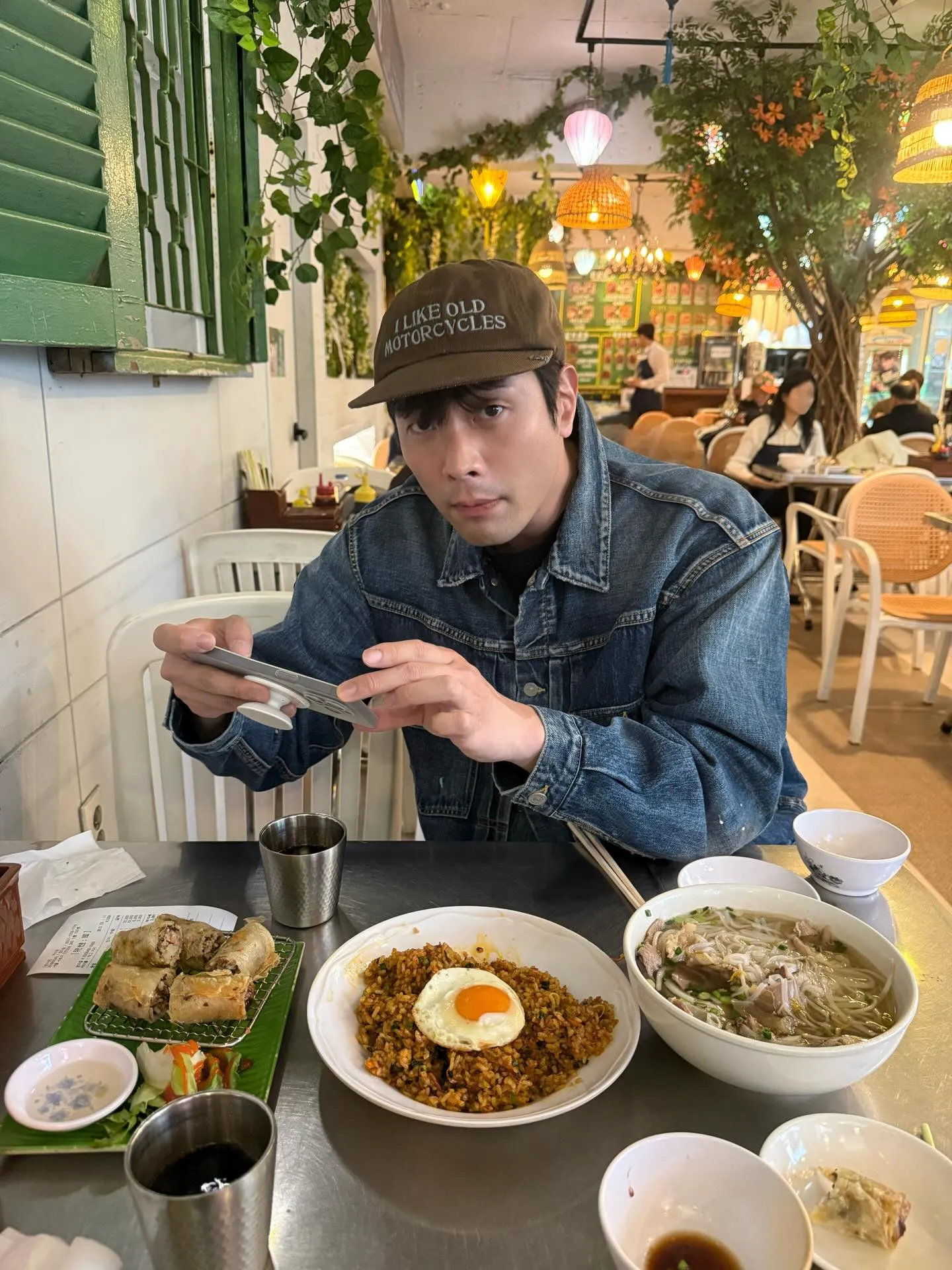 Choi Daniel dengan setelan denim/Instagram.com/ddaniel_choi
