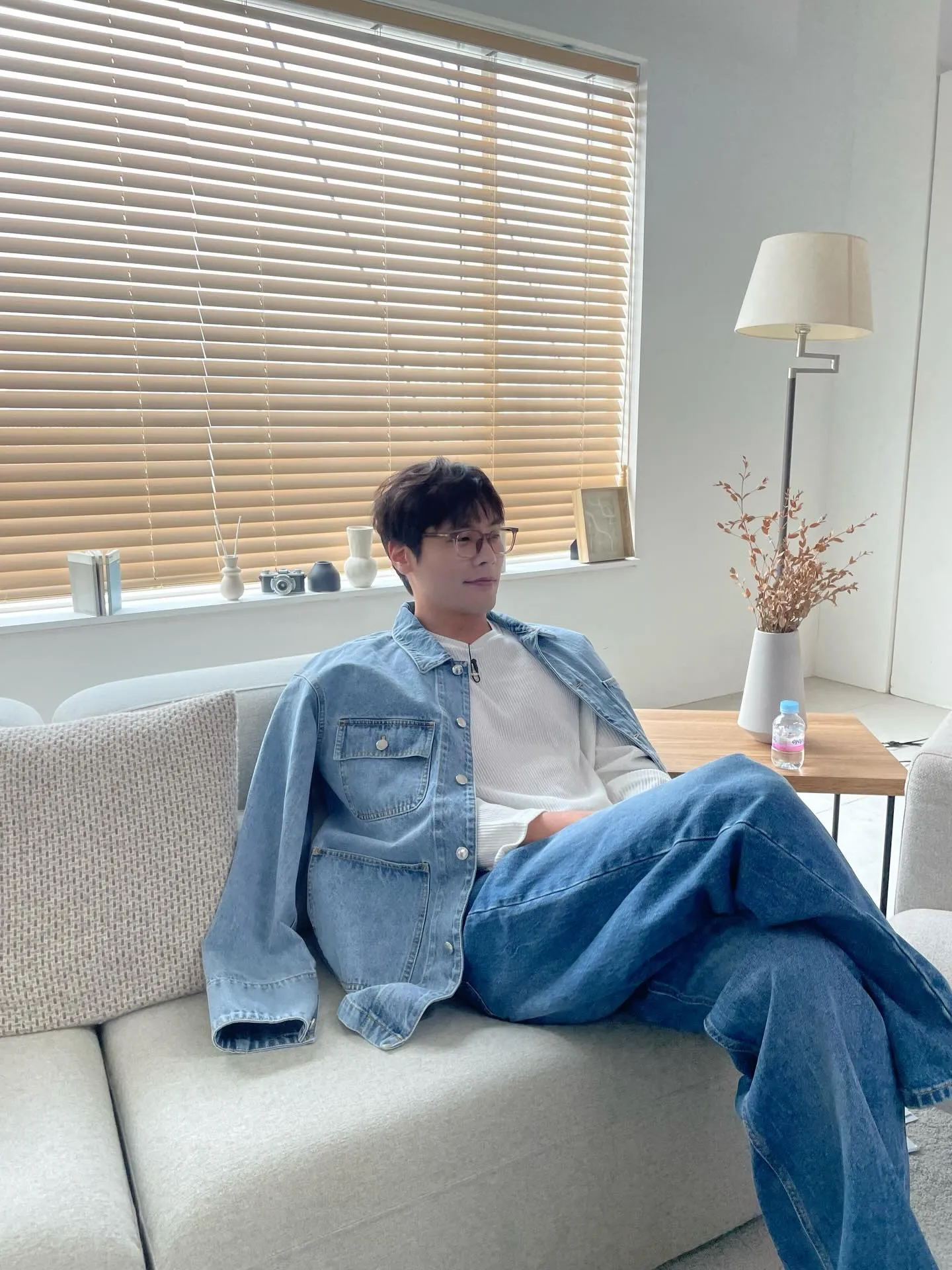 Choi Daniel dengan setelan biru muda/Instagram.com/ddaniel_choi