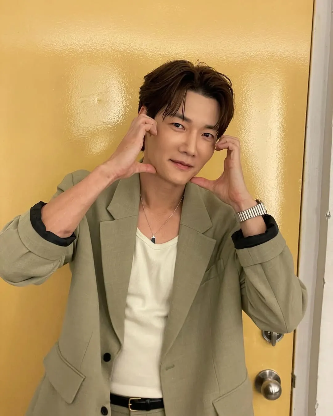 Choi Jin Hyuk dengan pose heart / Instagram real_jinhyuk