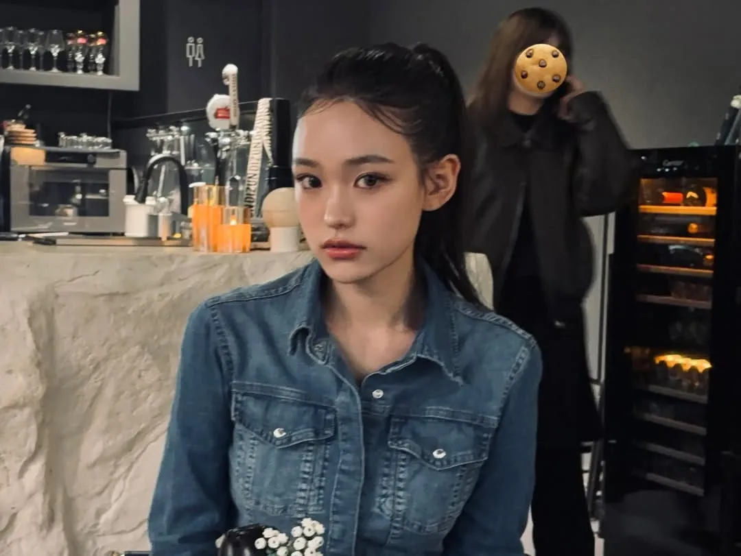 Potret elegan Choi Ju Eun di cafe / Instagram ec2rg_