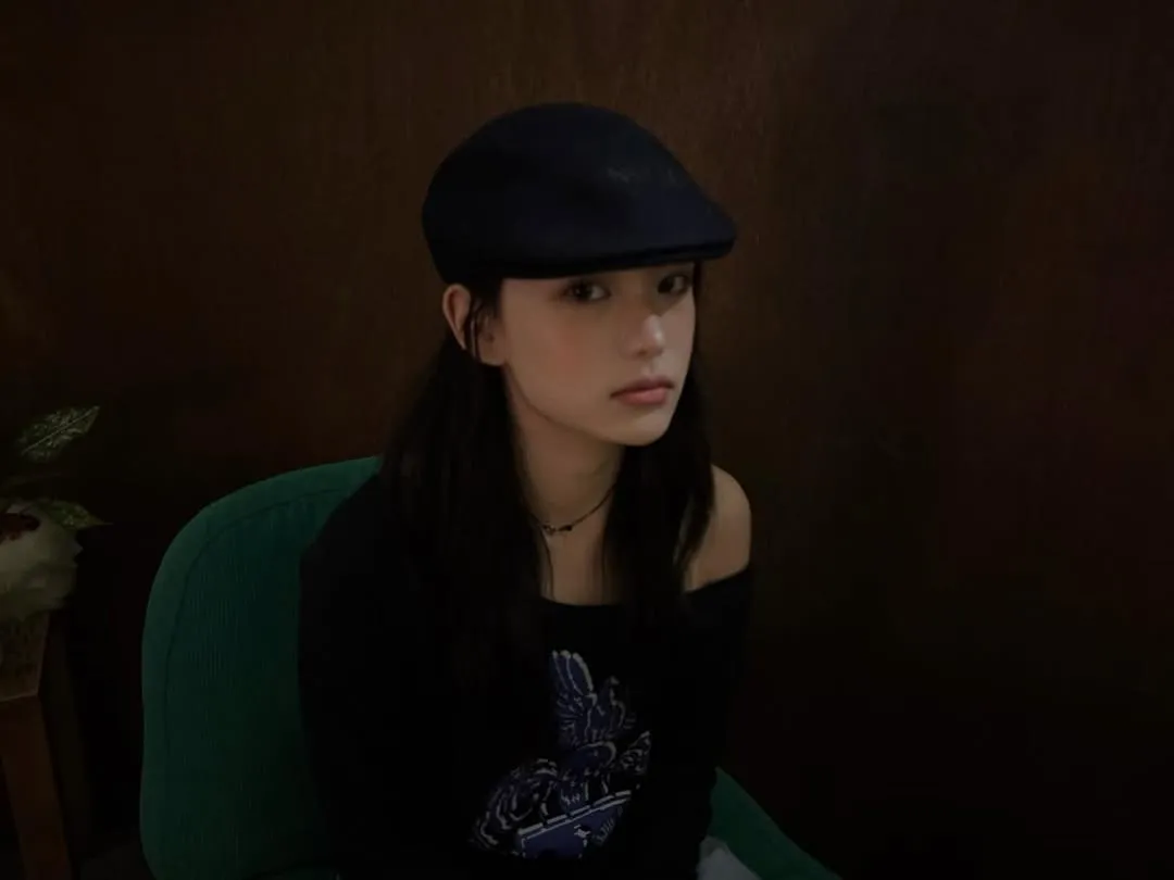 Foto dengan pose menatap tajam Choi Ju Eun / Instagram ec2rg_