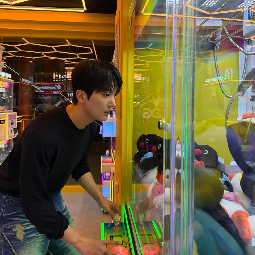 Potret Choi Min Yeong bermain mesin capit / instagram choi_minyeong