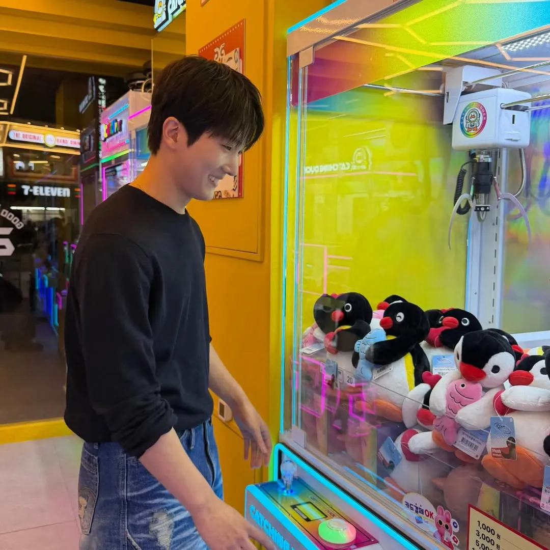 Senyum Choi Min Yeong setelah mendapatkan boneka dari mesin / instagram choi_minyeong