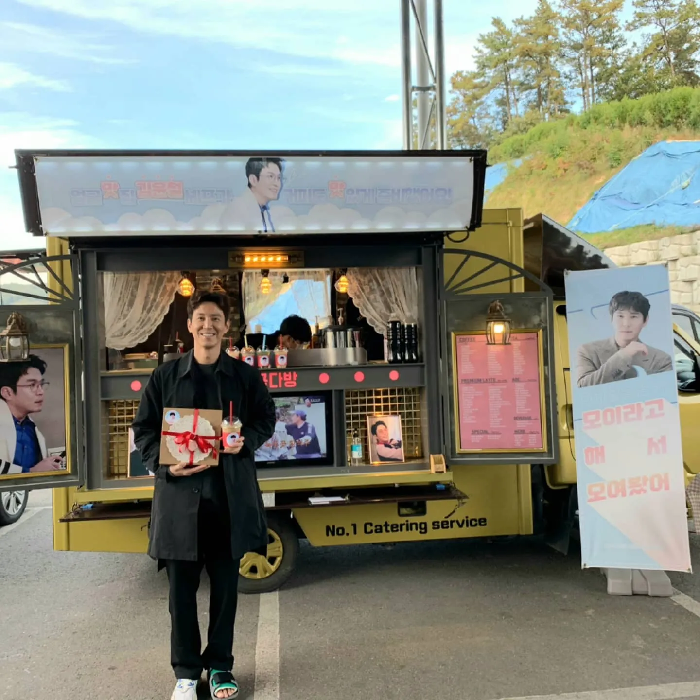 Choi Won Young mengabadikan momen berfoto di samping truk sebagai wujud dukungan/Instagram.com/choiwonyoung76