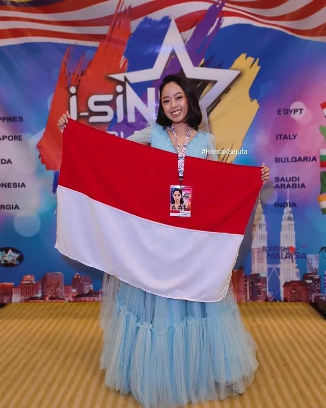 Celyna Grace tunjukkan bendera Indonesia © instagram.com/indonesianidol